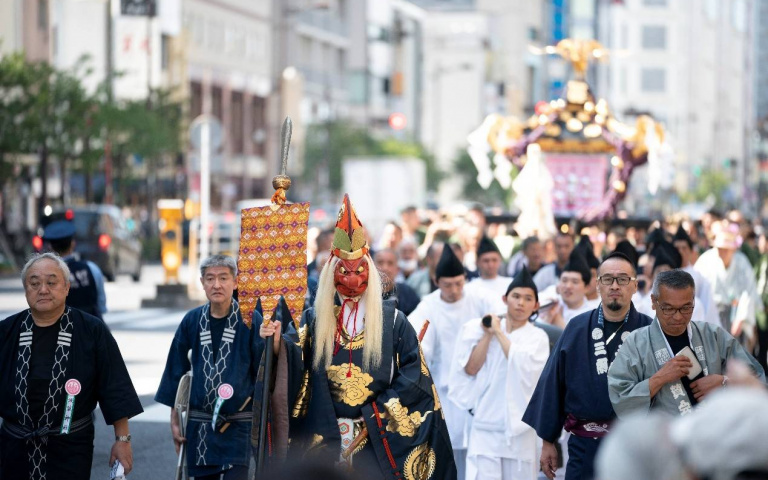 700年不敗的庶民信仰!淺草神社「三社祭」每年湧入超過兩百萬人,熱血、傳統和感動一次擁有!