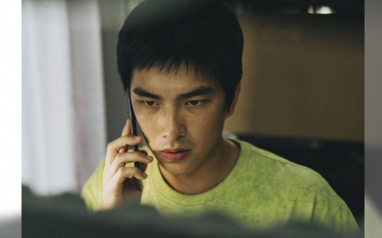 曾敬驊《失樂園》底層求生做詐騙　慘遭同僚毒打