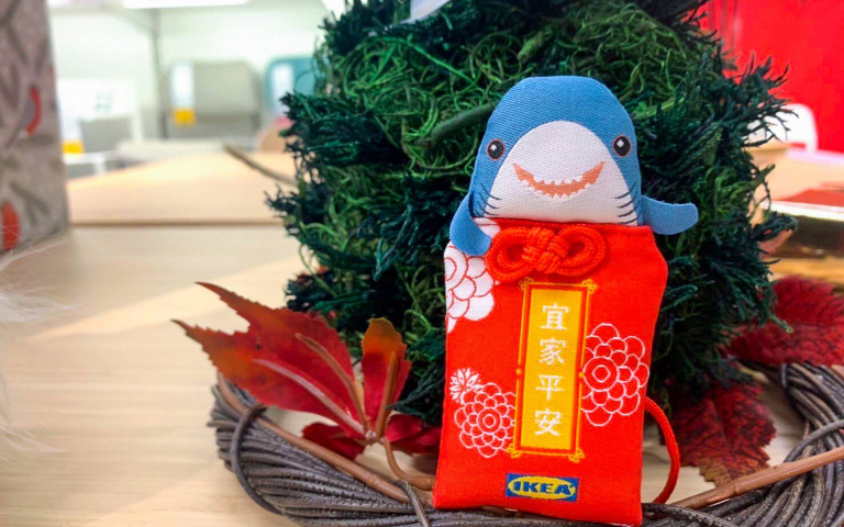 還記得那隻「IKEA鐵粉」幾乎都有的鯊魚嗎?「IKEA鯊魚變身新春限定吊飾」 卡友年度滿額好禮登場!