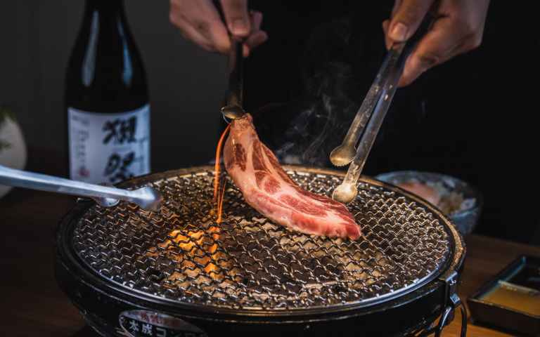 食在屏東1/專人服務炭火燒肉 吧檯座位享受一人燒烤