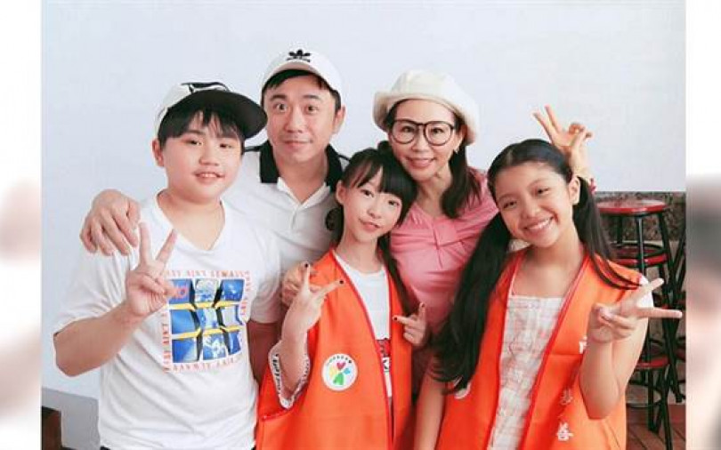 小小彬當志工 嫩妹合照桃花開