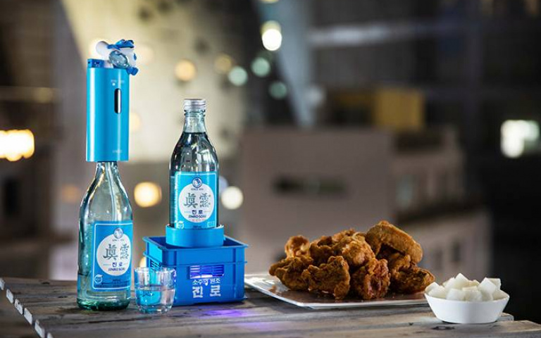 享受自動倒酒的樂趣！紅外線感應「Jinro Frog 倒酒器」