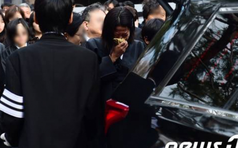 李善均今出殯田慧振崩潰痛哭　演藝圈好友齊聚送最後一程