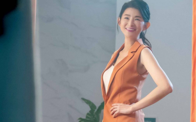 蘇宗怡穿回10年前洋裝　大秀超美裸背　