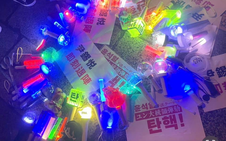 南韓抗議活動「追星族出動」　高舉韓團應援手燈宛如演唱會