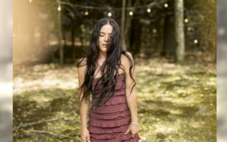 OST女王相隔10年回歸樂壇　聽力受損再逢痛失摯愛