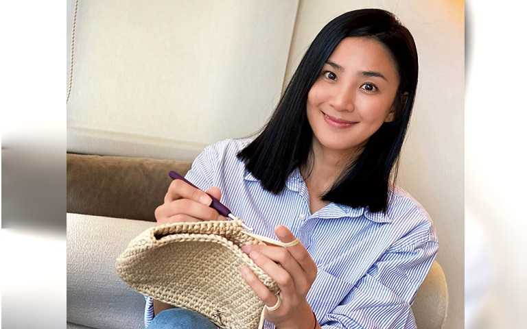 星防疫／洪小鈴迷上鉤織不無聊　手作欲噴發痠痛纏身