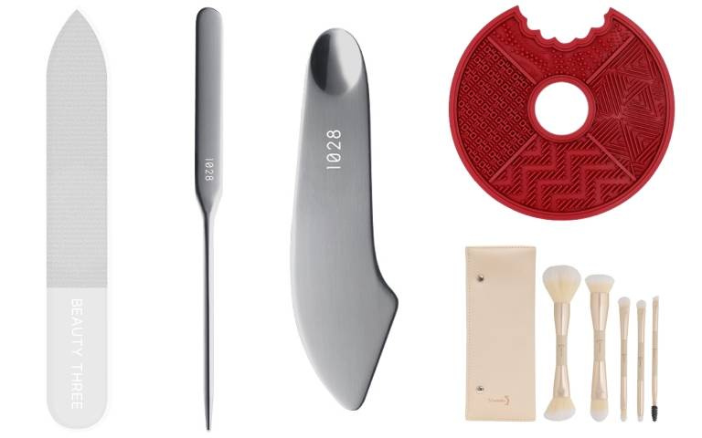 超好用美妝工具必買TOP 5！1支抵2支的雙頭刷具、不鏽鋼製粉底抹刀、附吸盤的刷具清潔盤，真的都是最給力的美妝小幫手！