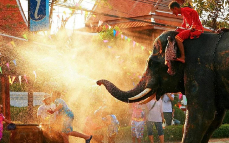泰國潑水節擴大舉辦　嘟嘟車水戰、音樂節狂歡　一日遊行程9折起