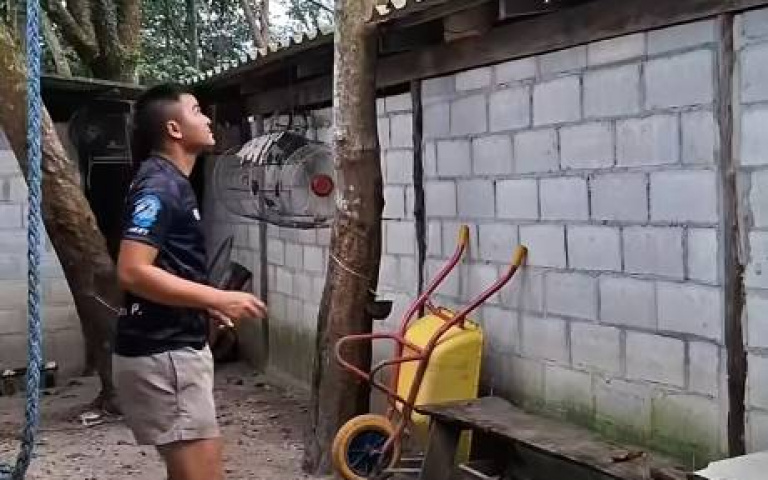 和人類玩藤球！　犀鳥「一擊必殺」拿勝利