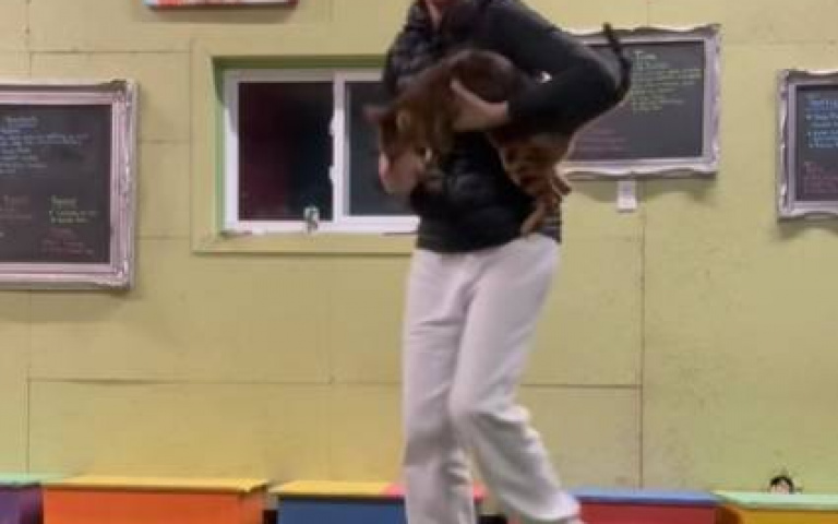 訓貓表演大成功　胯下八字、鯉魚躍龍門都會…秘訣曝光了