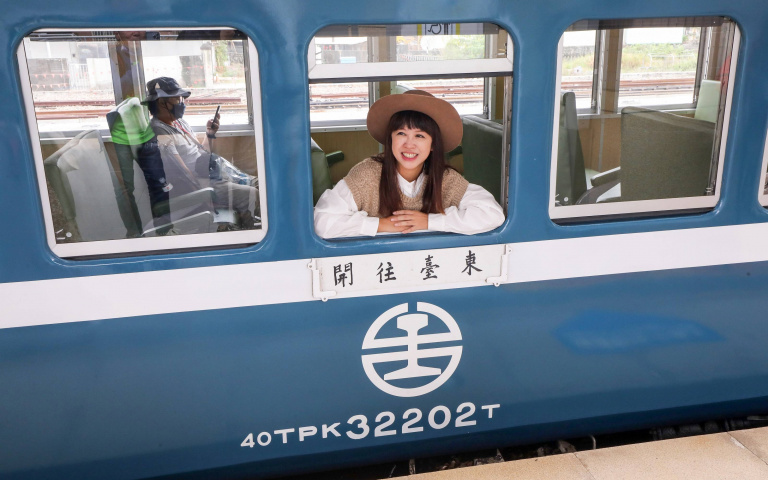 海上漂浮列車開箱1／藍皮解憂號仿古新作 踏上五○年代懷舊復古旅