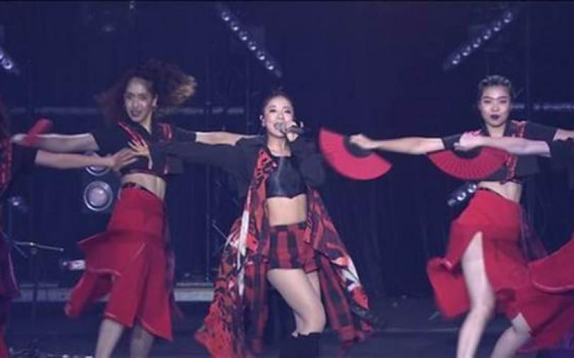 丁噹踩空跌落2.1公尺舞台　自責「把所有努力都淹沒」