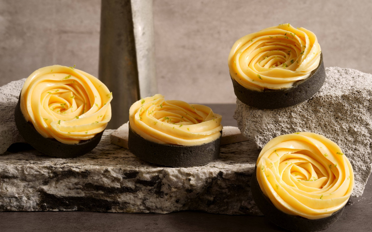 甜點品牌×金馬60，打造「黑金閃耀」檸檬塔！精緻花朵造型真的超吸睛！