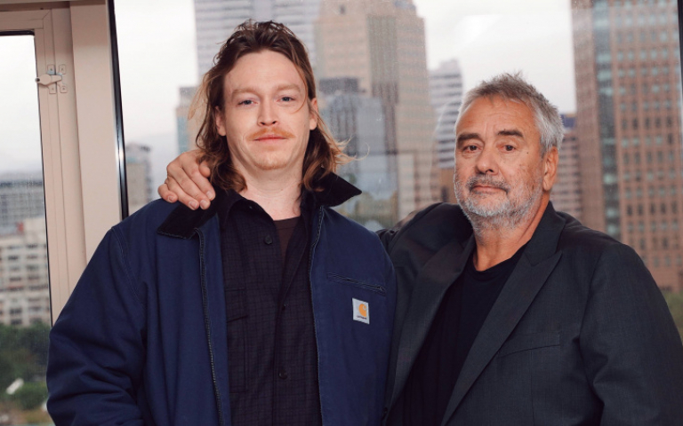 盧貝松帶坎城影帝來台宣傳《人犬》   卡賴伯興奮喊話：想吃台灣味