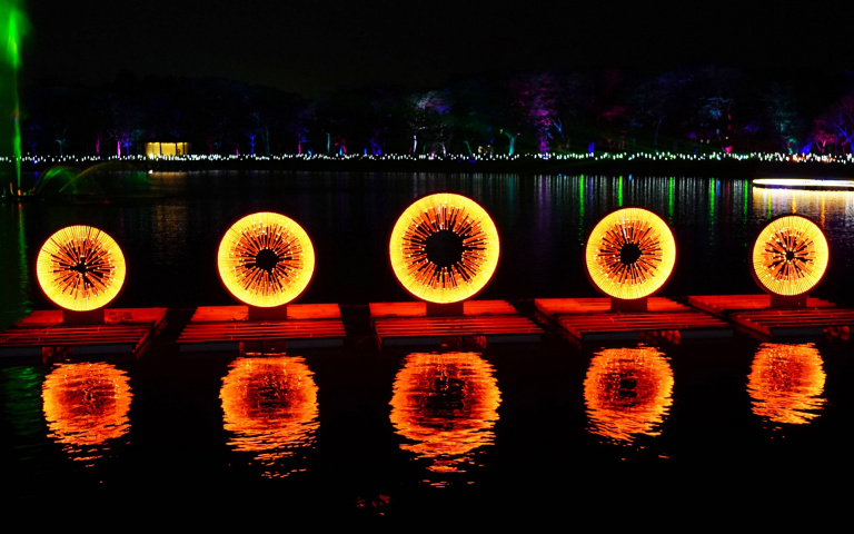 來去新營波光節1／絕美光影藝術點亮新營天鵝湖　幾米超級月亮等你來打卡