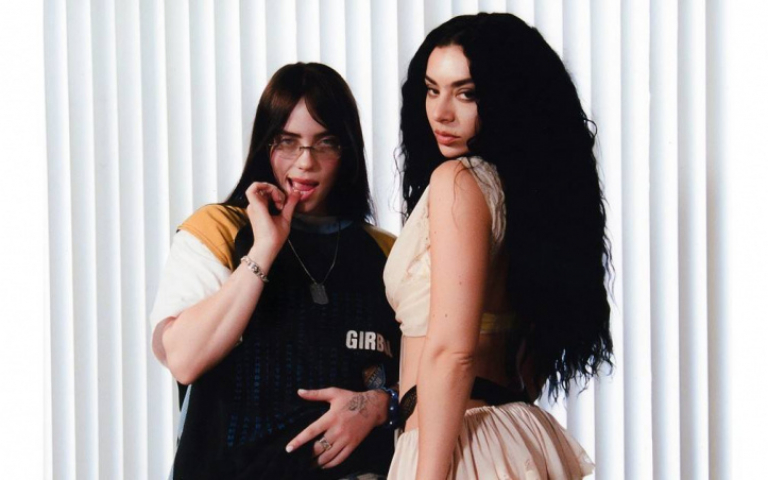 酷娃恰莉聯手怪奇比莉　合作新曲登上英國排行榜首