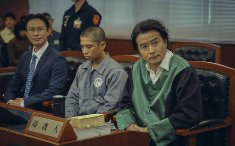 李銘順《八尺門的辯護人》流利切換三種語言 喊話觀眾「來看看老佟吧!」