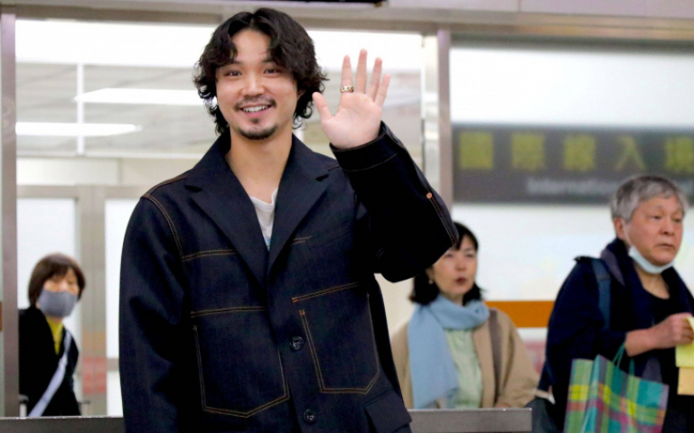 《八犬傳》男星訪台想看翠玉白菜　粉絲舞獅接機磯村勇斗