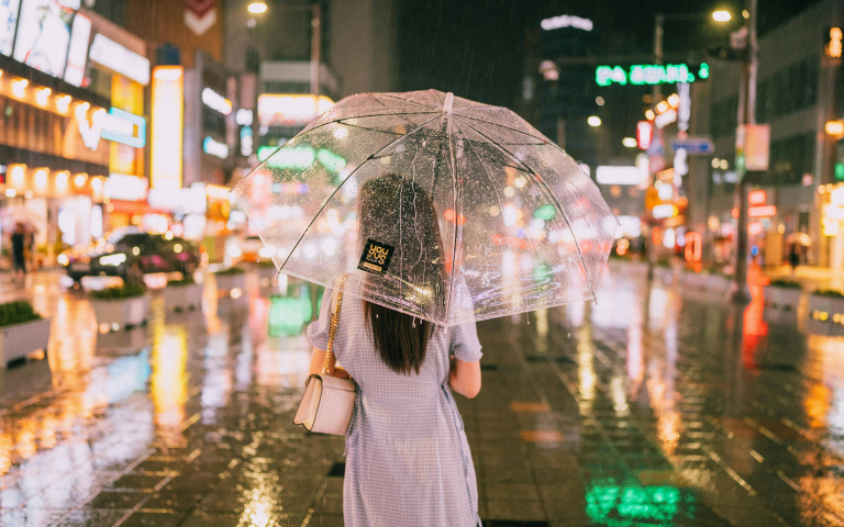 雨天穿搭不狼狽!掌握梅雨季實用技巧,從容優雅出門去!