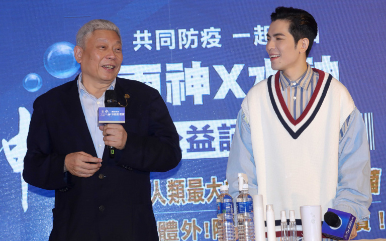 共同防疫一起加油　蕭敬騰手傷初癒為「水神」比讚