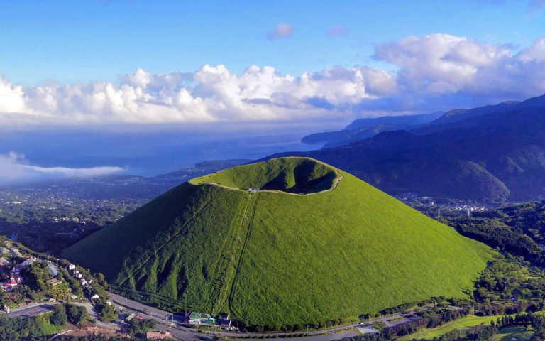 日本也有抹茶山?漫步伊豆半島「大室山」的火山口 飽覽零死角絕美風景