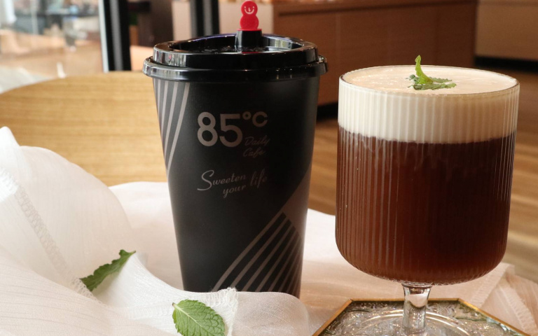 85℃推「薄荷海岩咖啡」！甜中帶鹹的口感，喝一口超消暑！
