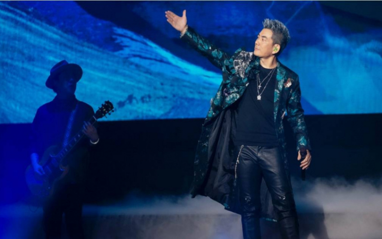 只有2人1狗看他演出　任賢齊哽咽「我還是認真唱」