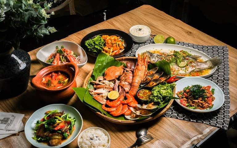 泰式餐廳送龍蝦！三點蟹、扇貝等全都有，5種海鮮拼盤超澎湃！