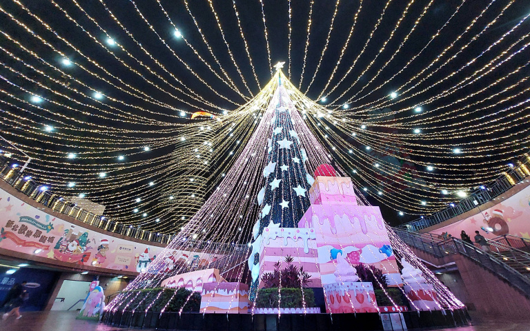 新北耶誕城搶先看1／今年桑塔熊回歸主角、打造甜點蛋糕主燈　巨型薑餅人現身府中站