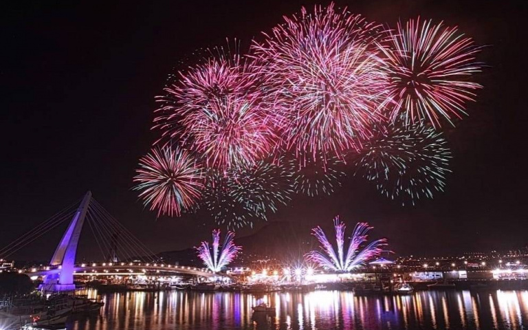 淡水漁人碼頭最後煙火秀8日登場　光雕水舞加音樂成最夢幻港灣之夜