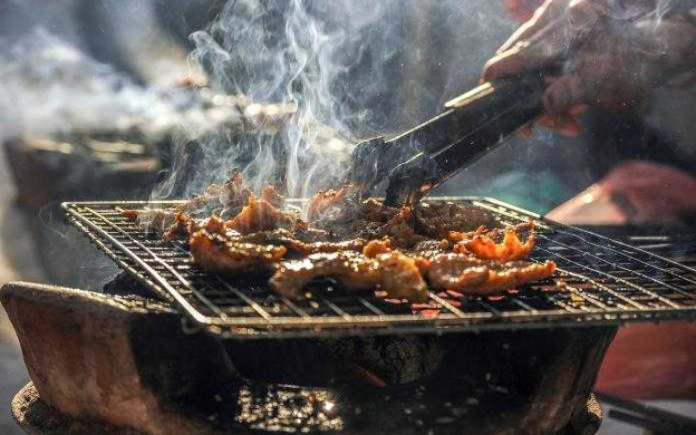 火鍋、燒烤卡味煩人,六個絕對除味法還你一件不沾衣!