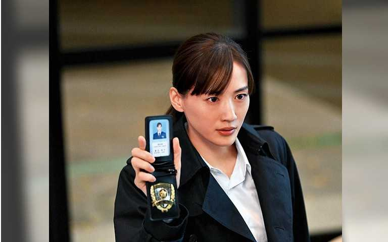 綾瀨遙扮警察少根筋 手銬拿反狂敲高橋一生