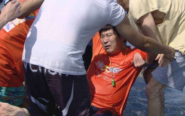 籃籃遊戲示範慘摔 胡瓜被壓倒遭眾人搶救