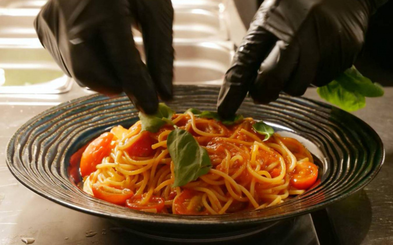 只要45秒就可以快速出餐！世界第一台「義大利麵料理機器人」東京登場