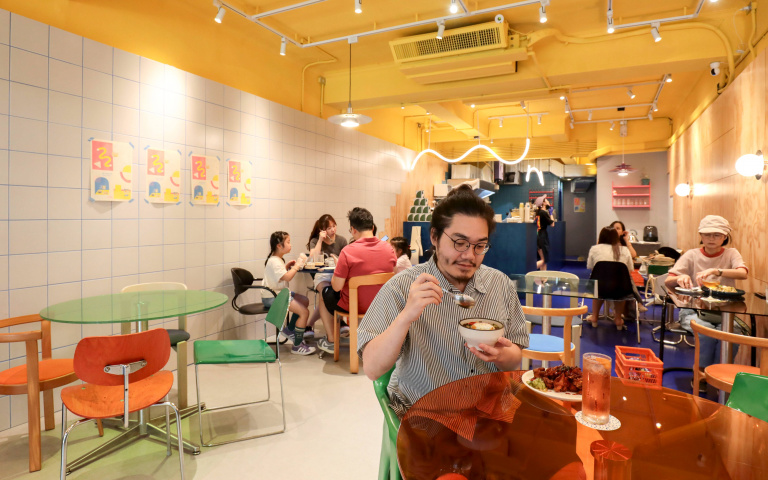 吃可愛長大的2／多巴胺風「GinGin」信義店超撞色　被繽紛復古家具包圍、嘗全日餐酒　