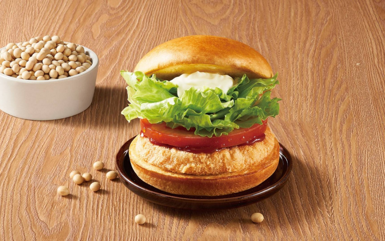 「摩斯漢堡」5樣新品登場！披薩熱狗堡、微酵白桃冰茶等一次享用！