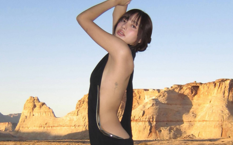 Lisa曬度假照超辣！大秀美背、緊實腹肌超吸睛，工作滿檔仍抽空旅行充電！