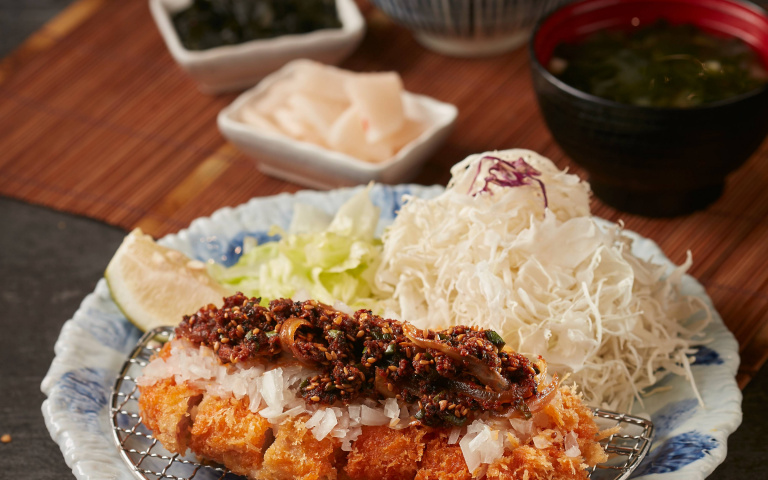 嗜辣者快衝!日式豬排名店推「麻辣里肌豬排」、「麻辣烏龍麵」,軟嫩口感加獨門醬汁太邪惡!