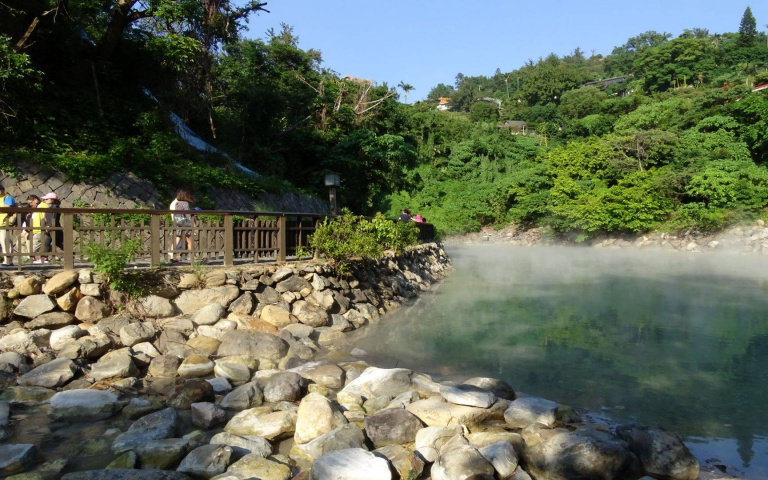 台灣燈會這樣玩2/日遊台北泡溫泉、追櫻花 夜間搭雙層觀巴賞燈去