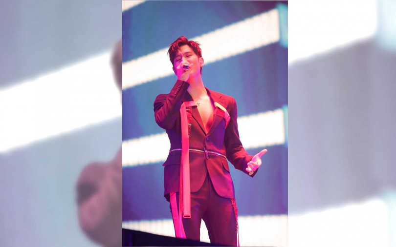 周興哲裡面沒穿！　上場前衣服出狀況...粉絲賺到了