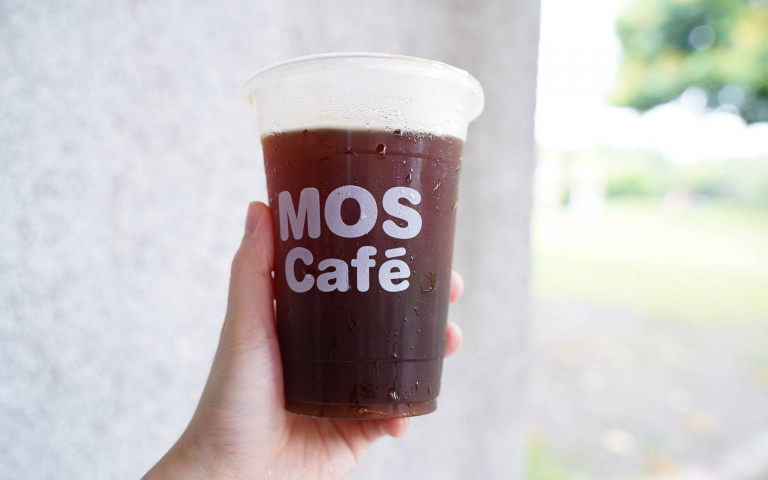 補班日摩斯咖啡買一送一!MOS Café系列贈「航海王手機支架盲袋」!