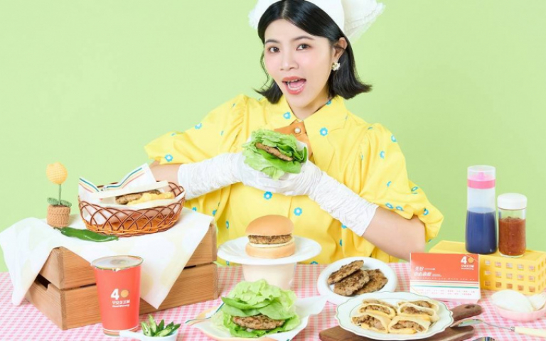 搶吃話題早餐 Youtuber攜手連鎖品牌推台味「剝皮辣豬」 名廚操刀與咖啡速配的炸雞吐司