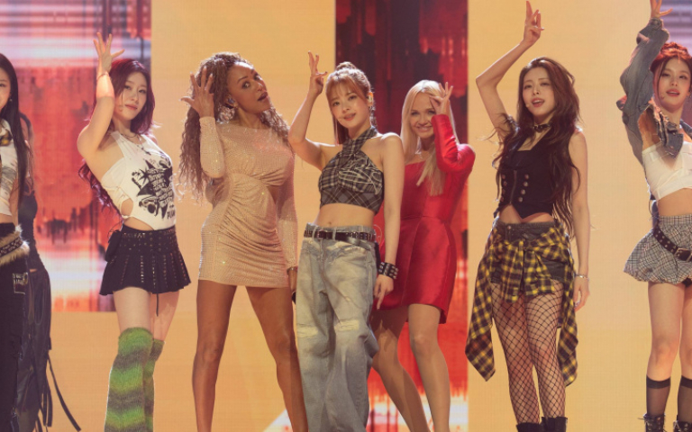 《K-POP 跨界戰》揭合作淵源！　ATEEZ帶凱莉米洛體驗韓屋、ITZY同台辣妹合唱團有原因