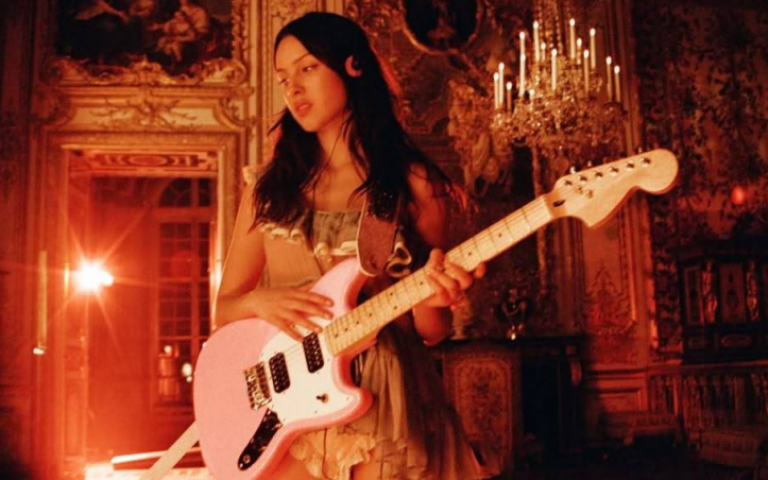 「追夢少女」奧莉維亞6月出新輯　〈drop dead〉MV驚見凡爾賽宮瘋狂奔跑