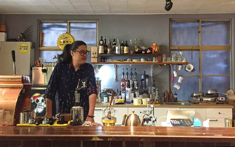 【解憂咖啡館1】走進老宅時光　花襯衫男子的深夜小吃 X 藍帶蛋糕