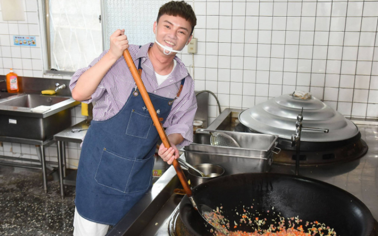 許富凱挑戰80人份餐點 化身「阿凱師」前進校園做公益