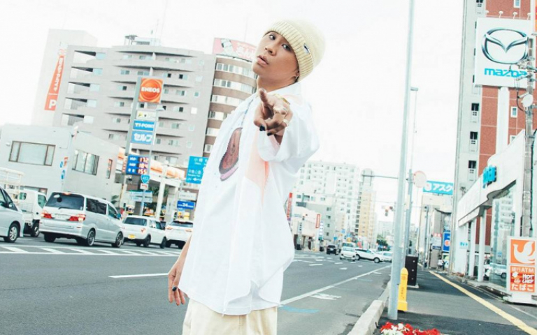 同理圓夢師兄J.Sheon助陣　戴毛帽敬業工作險中暑