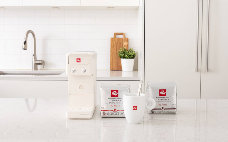 喝咖啡免排隊！illy膠囊咖啡機輕輕一按即可速成咖啡，上班族必備！
