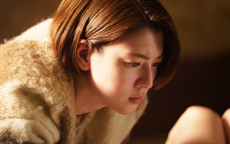 「美胸女神」尺度大解放　三吉彩花尺桌上親密戲超火辣